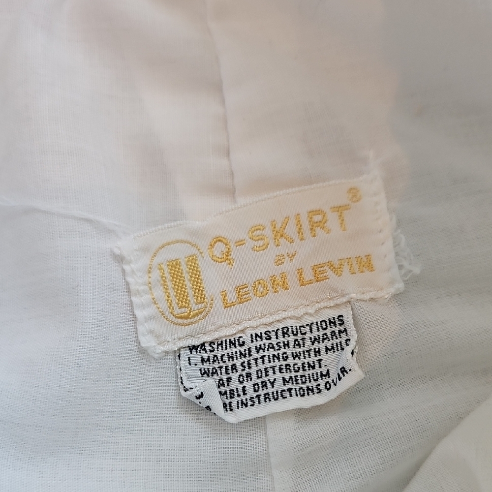 Vintage Elegant White Pencil Skirt with Floral Design - Picture 2 of 5